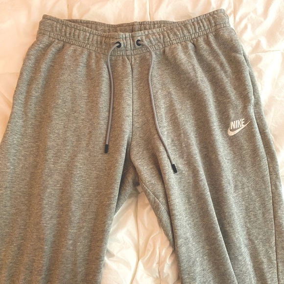 Women’s Nike “Fleece Joggers” in grey, size large. - Picture 3 of 4